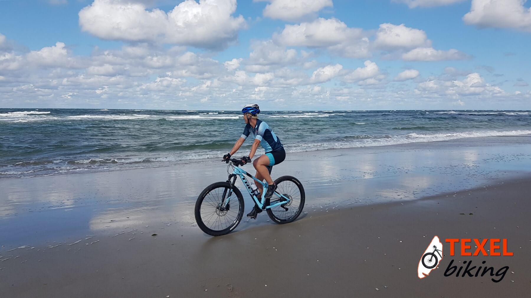 Sarah kijkend in zee TEXELbiking