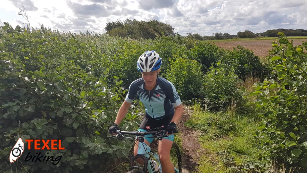 Sarah op boerenpad TEXELbiking