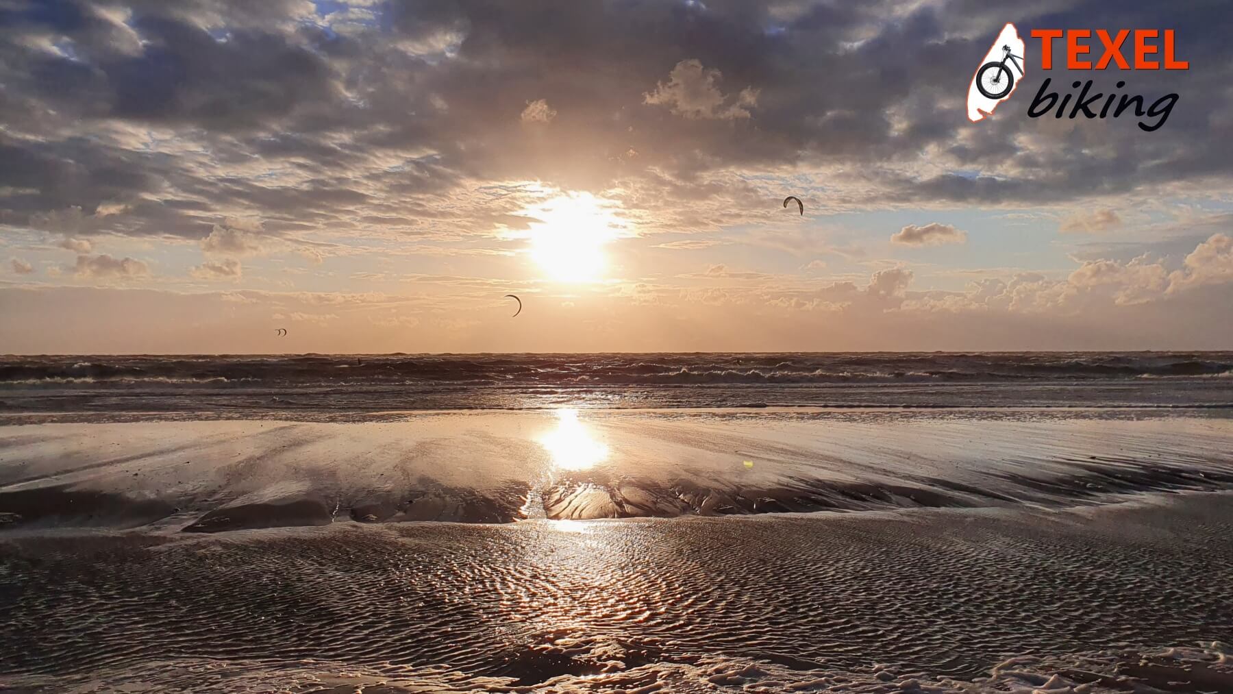 Strand met kitesurfters TEXELbiking