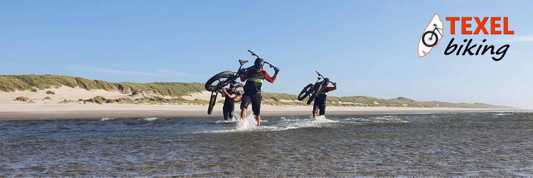 Fatbikers door laag water TEXELbiking